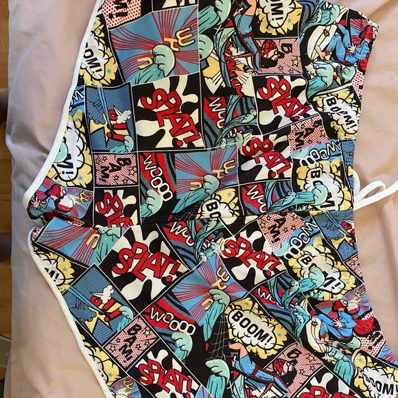 Graphic print booty shorts - Picture 2 of 3